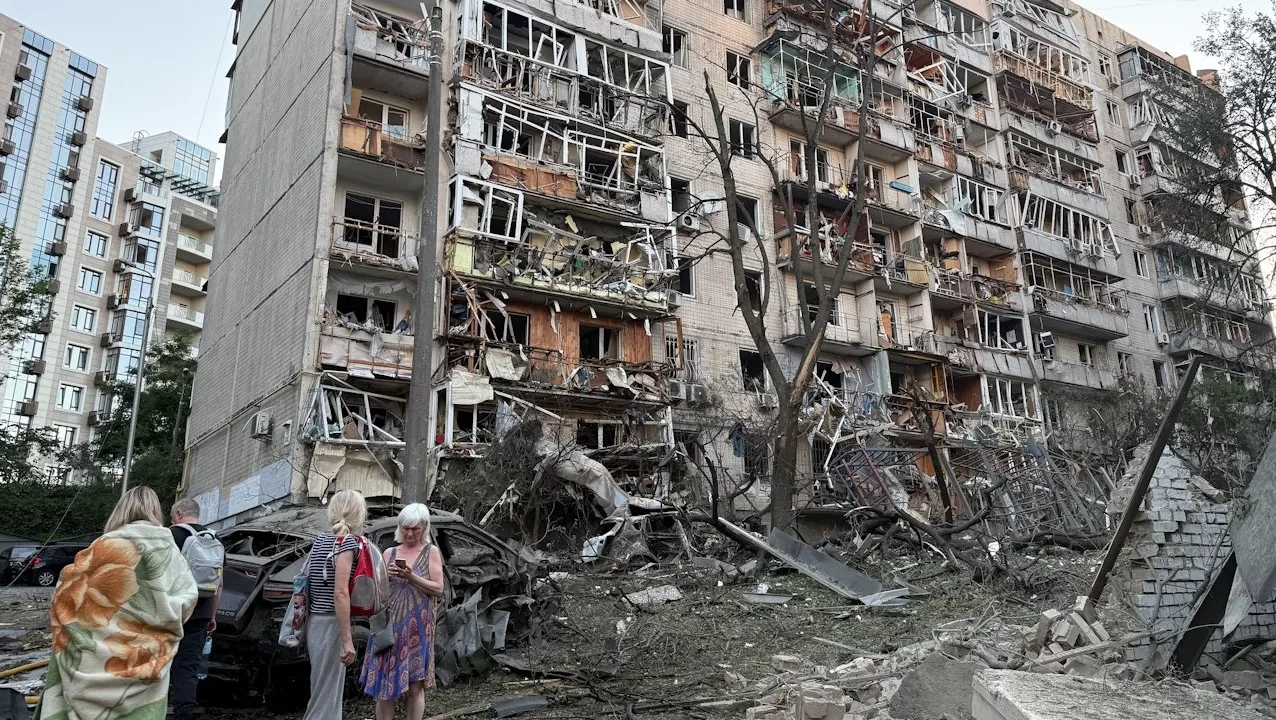 Пошкоджений житловий будинок у Києві, 2 липня 2026 року / Фото: REUTERS/Валентин Огіренко