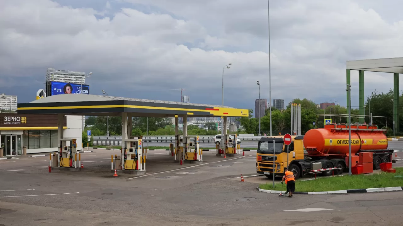 Автоцистерна припаркована на АЗС "Роснефть" в Москве, 22 июня 2026 года / Фото: Reuters