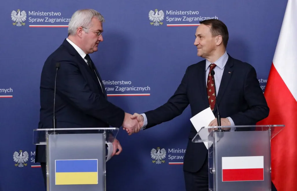 Міністри закордонних справ України та Польщі - Андрій Сибіга та Радослав Сікорський на брифінгу / Фото: PAP/Tomasz Gzell
