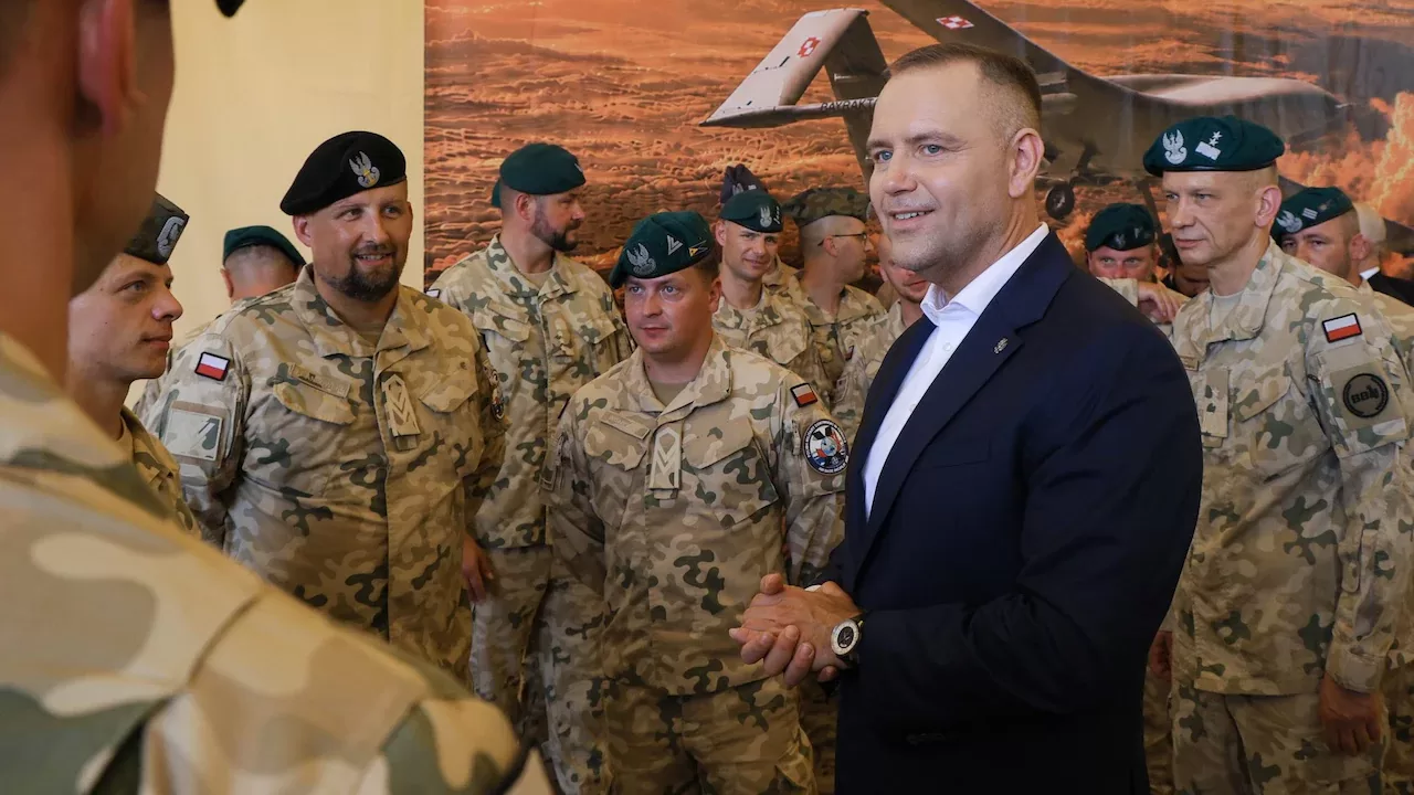 Президент Польши Кароль Навроцкий осознает «серьезный риск» провокации со стороны России на территории своей страны / Фото: Pawel Supernak/EPA/Shutterstock