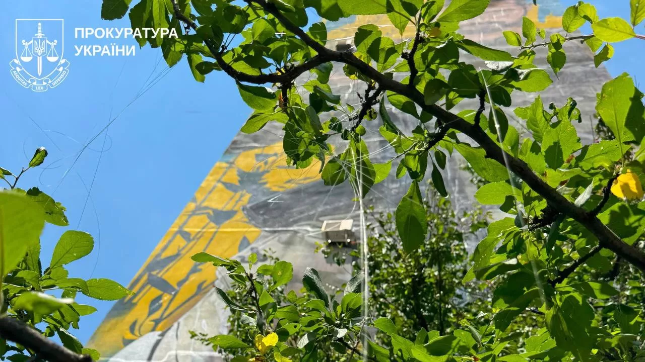 FPV-дрон на оптоволокне ударил по многоэтажке в Харькове / Фото: Харьковская областная прокуратура