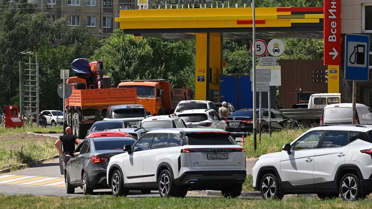 Очередь на заправке "Роснефти" в Ростове-на-Дону, 29 июня 2026 года / Фото: REUTERS