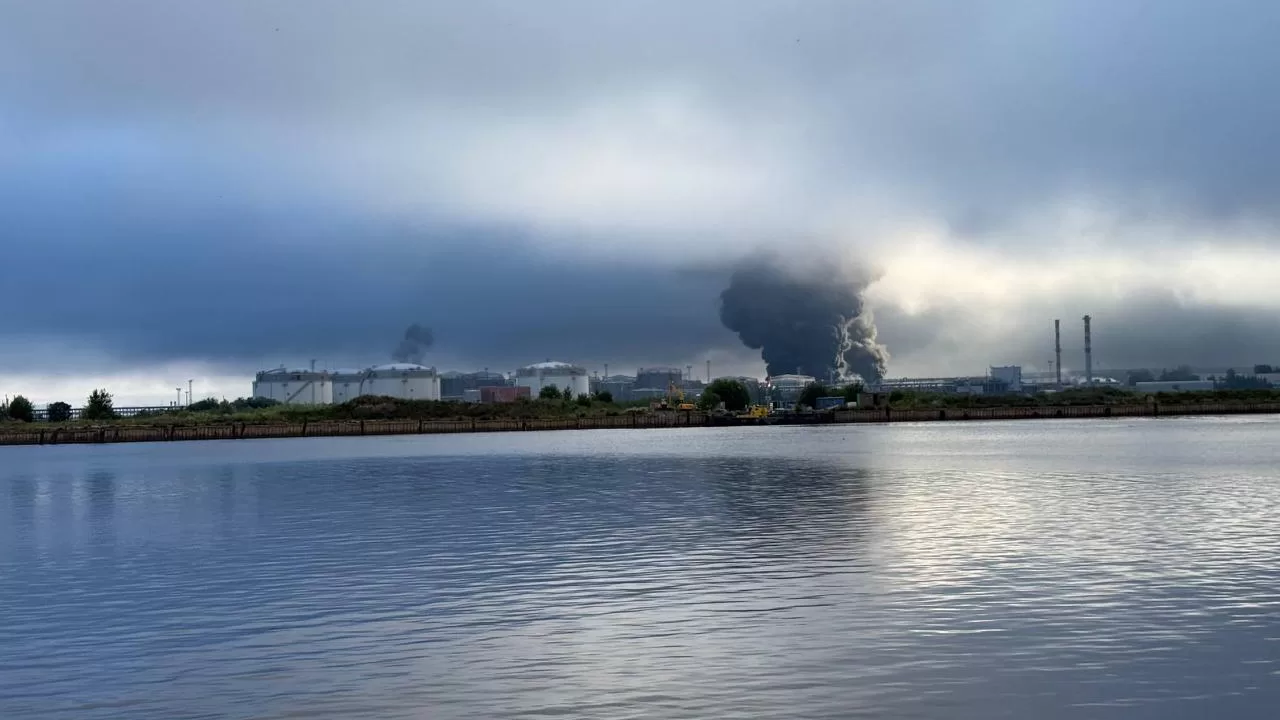 В Петербурге на фоне атаки БПЛА вспыхнул пожар на нефтяном терминале / Фото: соцсети
