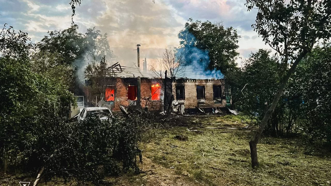 Російський дрон ударив по будинку в Лозовій: 10-річну дитину не вдалося врятувати / Фото: ДСНС