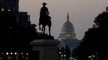 Купол Капитолия США на рассвете Дня независимости 4 июля в Вашингтоне / Фото Reuters