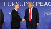 Президент США Дональд Трамп и президент России Владимир Путин пожимают друг другу руки во время пресс-конференции по итогам встречи на объединенной базе Элмендорф-Ричардсон в Анкоридже, штат Аляска, США, 15 августа 2025 года / Фото: REUTERS/Kevin Lamarque