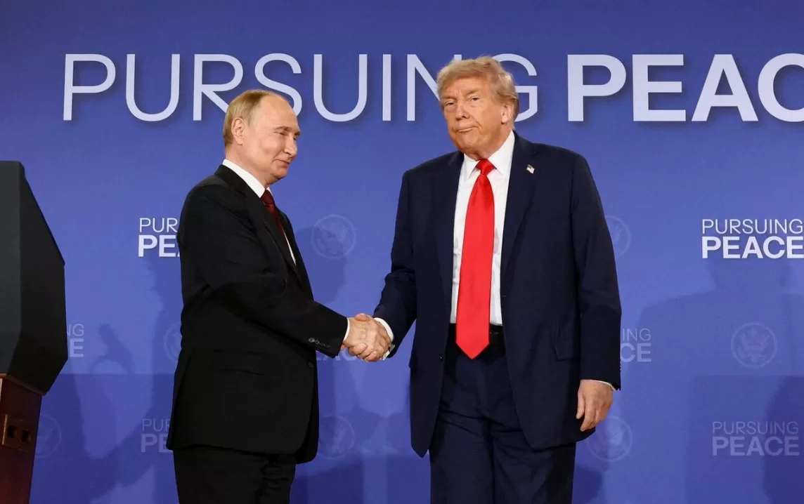 Президент США Дональд Трамп и президент России Владимир Путин пожимают друг другу руки во время пресс-конференции по итогам встречи на объединенной базе Элмендорф-Ричардсон в Анкоридже, штат Аляска, США, 15 августа 2025 года / Фото: REUTERS/Kevin Lamarque