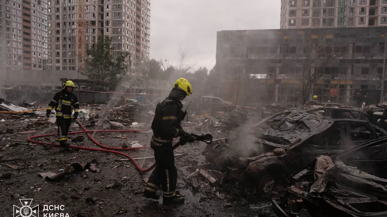 Понад 20 балістичних ракет по Києву / Фото: ДСНС