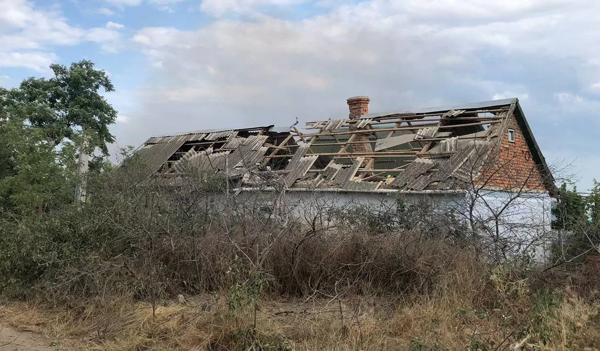 Пошкоджений ракетним ударом будинок в Одеському районі / Фото: Одеська ОВА