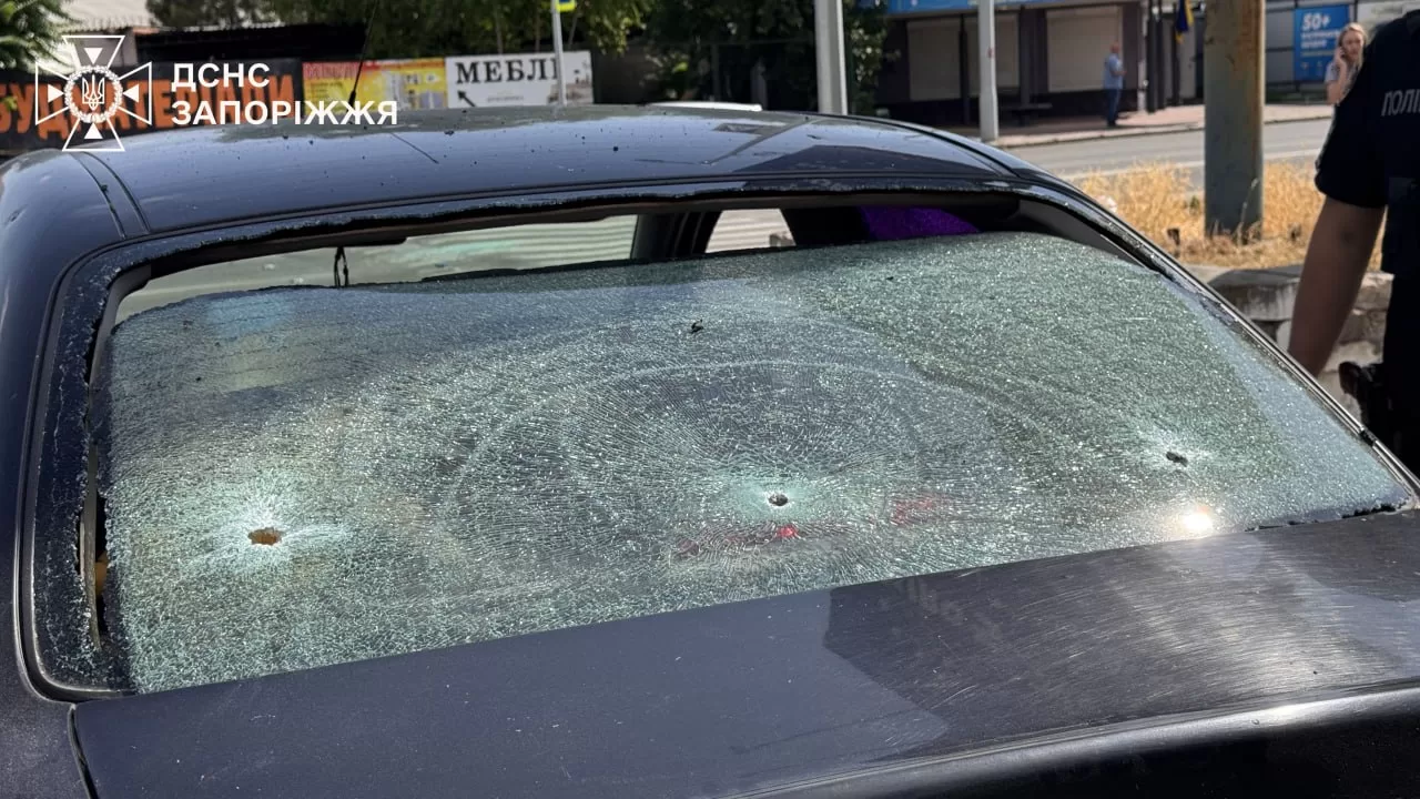 Поврежденный обстрелом автомобиль на АЗС в Запорожье / Фото: ГСЧС