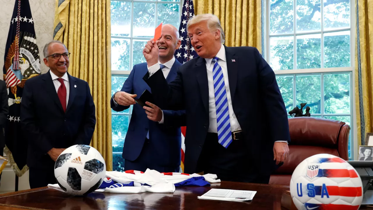 Президент США Дональд Трамп піднімає червону картку під час зустрічі з президентом ФІФА Джанні Інфантіно в Овальному кабінеті Білого дому у Вашингтоні, США, 28 серпня 2018 року / Фото: Reuters