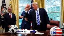 Президент США Дональд Трамп поднимает красную карточку во время встречи с президентом FIFA Джанни Инфантино в Овальном кабинете Белого дома в Вашингтоне, США, 28 августа 2018 года / Фото: Reuters
