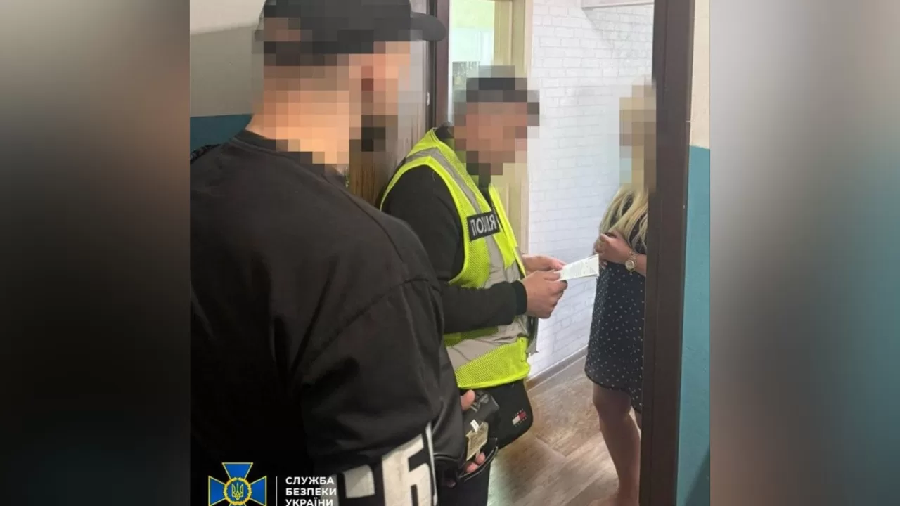 Объявление подозрения участнице схемы для уклонистов / Фото: СБУ