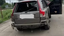 Поврежденный российским обстрелом автомобиль в Харьковской области / Фото: Харьковская ОВА