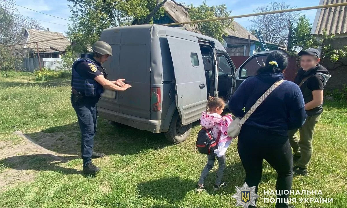 Эвакуация гражданских / Фото: Полиция Днепропетровской области