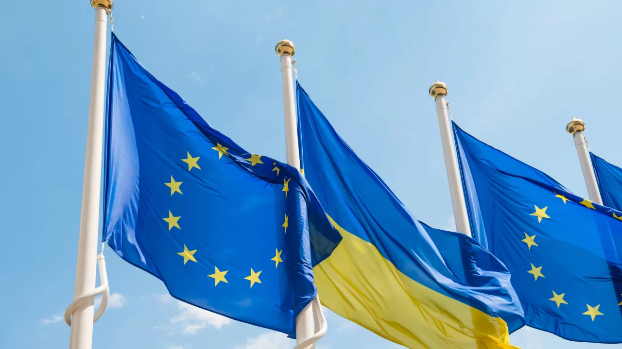 Прапори Євросоюзу та України / Фото: depositphotos