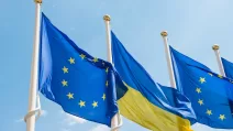 Прапори Євросоюзу та України / Фото: depositphotos