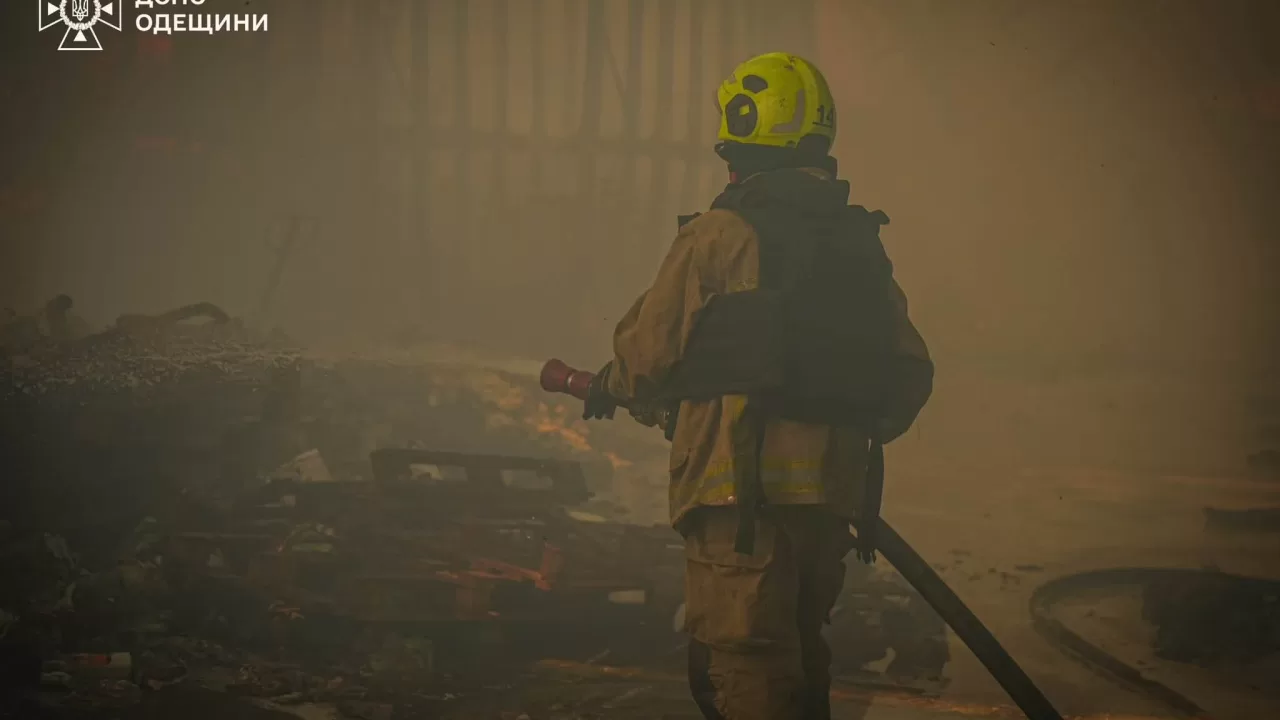 Рятувальник на місці обстрілу / Фото архівне: ДСНС