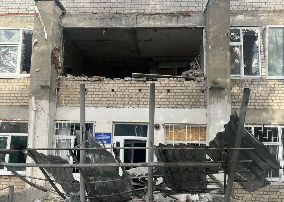 Поврежденная в результате ударов российских БпЛА "Молния" больница в Золочеве Харьковской области / Фото: Золочевская СВА