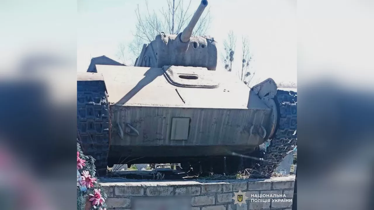 Макет танка на меморіалі на Харківщині / Фото: ГУНП в Харківській області