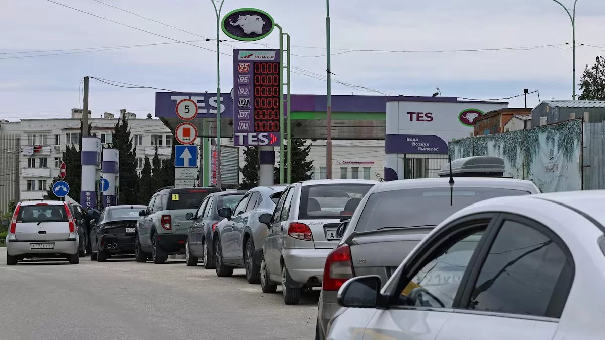 Очередь за топливом на АЗС в Севастополе, 1 июня 2026 года / Фото: Reuters