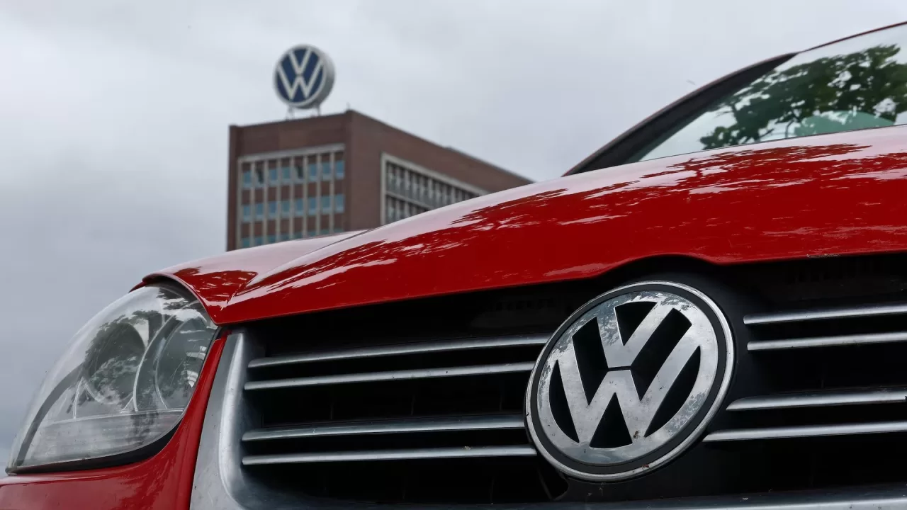 Автомобиль Volkswagen припаркован перед штаб-квартирой компании Volkswagen в день заседания наблюдательного совета в Вольфсбурге, Германия, 9 июля 2026 года / Фото: Reuters