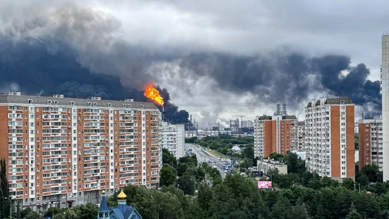 Дим після українських ударів по нафтопереробному заводу на околиці Москви, 18 червня 2026 / Фото: AFP