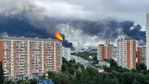 Дим після українських ударів по нафтопереробному заводу на околиці Москви, 18 червня 2026 / Фото: AFP