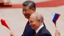 Президент России Владимир Путин и председатель КНР Си Цзиньпин принимают участие в церемонии встречи в Доме народных собраний в Пекине / Фото: kremlin.ru