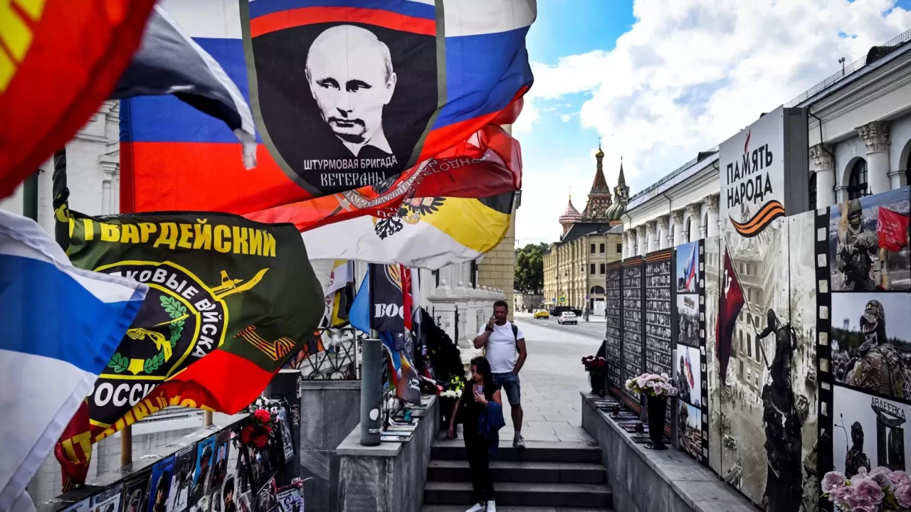 Люди посещают импровизированный мемориал в память о погибших оккупантах. Москва, 6 июля 2026 года / Фото: AFP