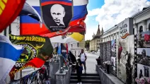 Люди посещают импровизированный мемориал в память о погибших оккупантах. Москва, 6 июля 2026 года / Фото: AFP