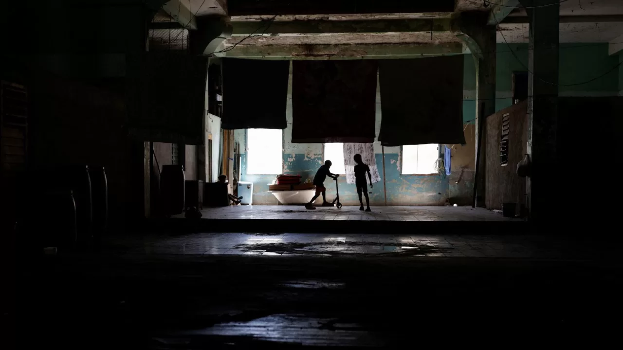 Дети играют в своем доме во время блэкаута. Гавана, 14 июля 2026 года / Фото: Reuters