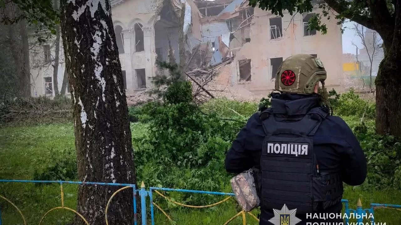 Правоохоронець на місці удару РФ по Сумщині / Фото: Нацполіція
