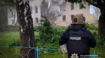 Правоохоронець на місці удару РФ по Сумщині / Фото: Нацполіція