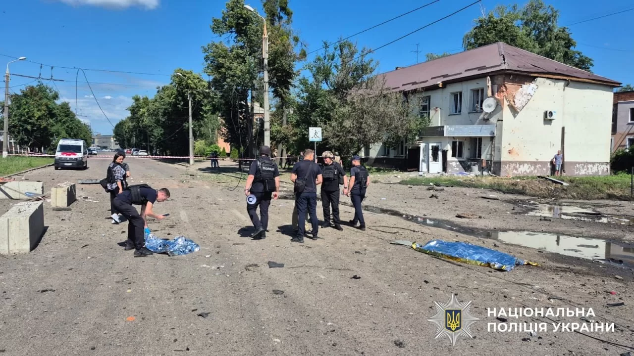 Поліція на місці авіаудару по Сумах 15 липня / Фото: Нацполіція