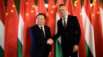 Петер Сійярто та генеральний директор BYD Ван Чуанфу / Фото: Facebook Петер Сійярто