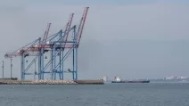 Вантажне судно залишає порт на Чорному морі в Одесі. 26 березня 2025 року / Фото: Reuters