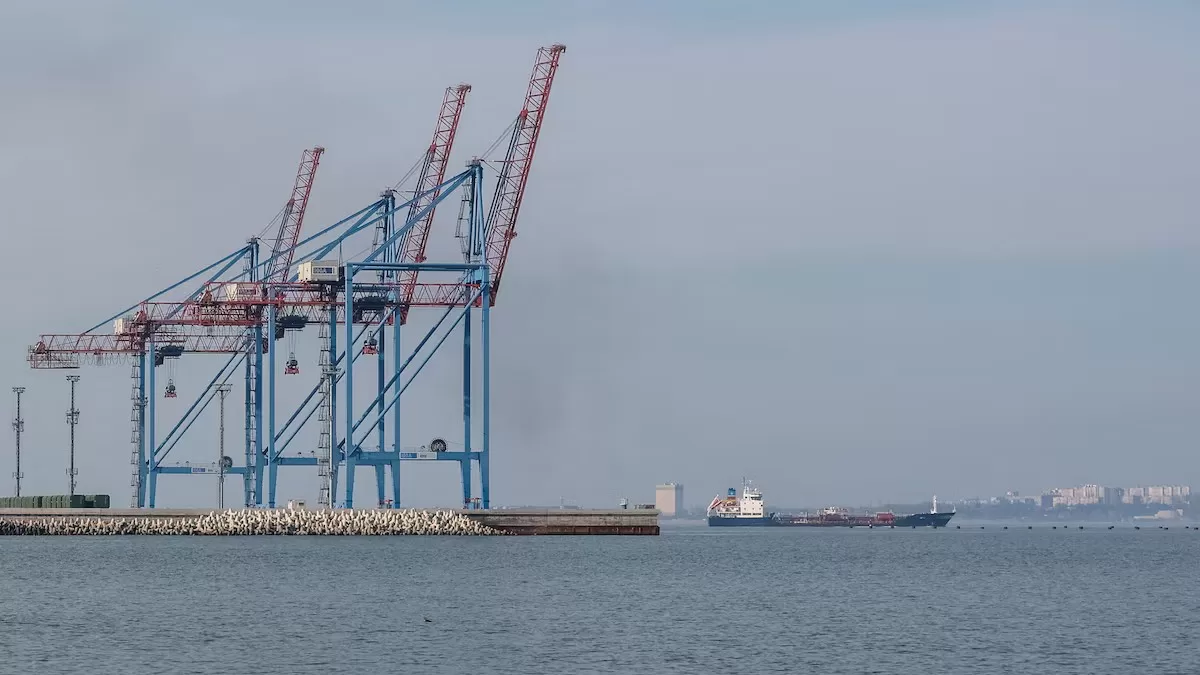 Вантажне судно залишає порт на Чорному морі в Одесі. 26 березня 2025 року / Фото: Reuters