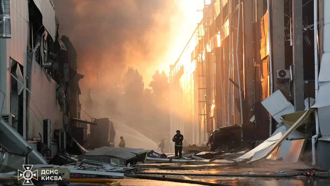 Рятувальники на місці пожежі після удару РФ по Києву 16 липня / Фото: ДСНС