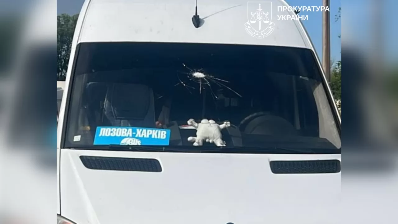Пошкоджений обстрілом мікроавтобус у Високому / Фото: Харківська обласна прокуратура