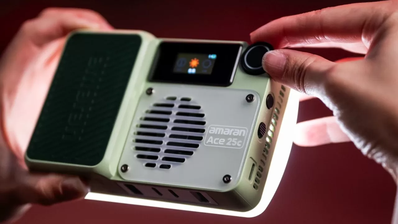 Панель Amaran Ace 25c на гарячому башмаку камери з дисплеєм колірної температури