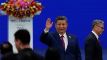 Президент Китаю Сі Цзіньпін вітає присутніх, прибуваючи на церемонію відкриття Всесвітньої конференції з штучного інтелекту в Шанхаї, Китай, 17 липня 2026 року / Фото: Ng Han Guan/Pool
