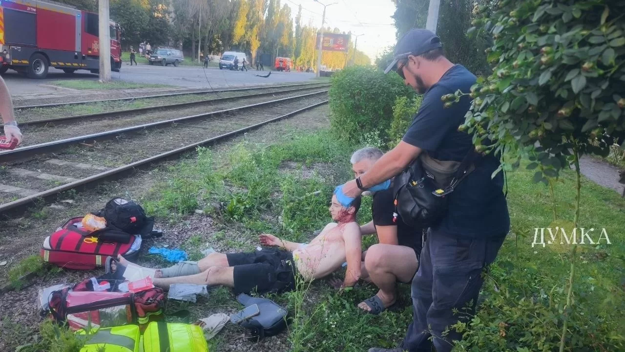 В Харькове ракета попала в проезжую часть: пятеро человек в тяжелом состоянии / Фото: «Думка»