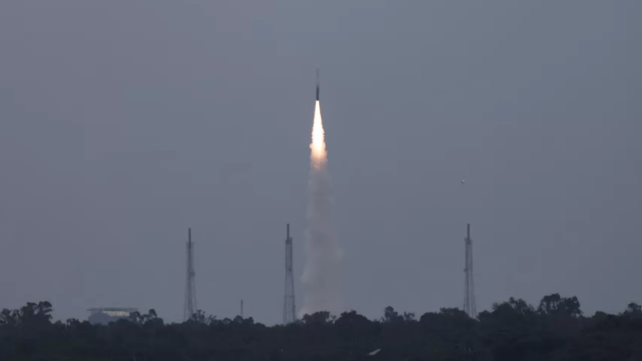 18 июля 2026 года индийский космический стартап Skyroot Aerospace запустил ракету Vikram-1 из Космического центра имени Сатиша Дхавана в Шрихарикоте, штат Андхра-Прадеш, Индия. Этот запуск стал первой попыткой индийской частной компании вывести спутник на орбиту / Фото: REUTERS/Priyanshu Singh