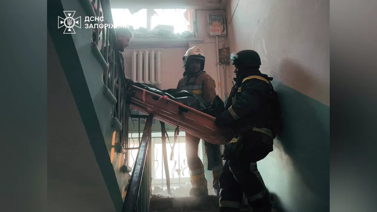 В Запорожье на местах ударов продолжаются аварийно-спасательные работы / Фото: ГСЧС