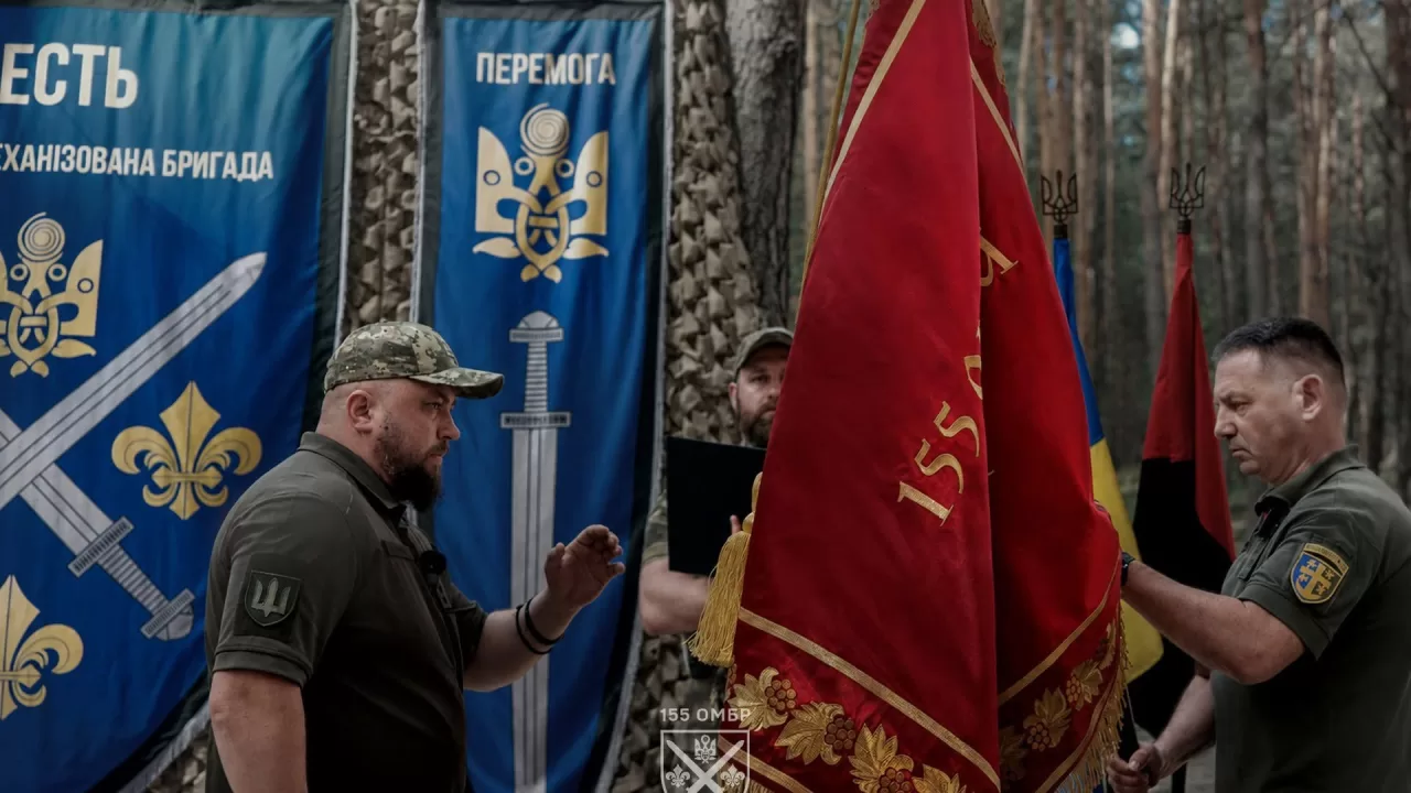 Андрей Крока (слева) принял Боевое Знамя 155-й механизированной бригады / Фото: 155 ОМБр