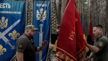 Андрій Крока (ліворуч) прийняв Бойовий Прапор 155-ї механізованої бригади / Фото: 155 ОМБр