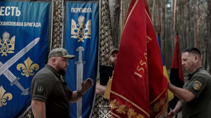 Андрій Крока (ліворуч) прийняв Бойовий Прапор 155-ї механізованої бригади / Фото: 155 ОМБр