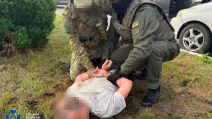 На Харківщині затримали агента ФСБ, який встановлював «відеопастки» біля позицій ЗСУ / Фото: СБУ