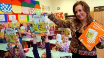 Юдіт Полгар демонструє свою книгу в школі імені Дежшо Лемхені в Будапешті 15 жовтня 2013 року; у цій школі використовується її нова навчальна програма «Шаховий палац» / Фото: Reuters